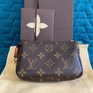 Louis Vuitton mini pochette